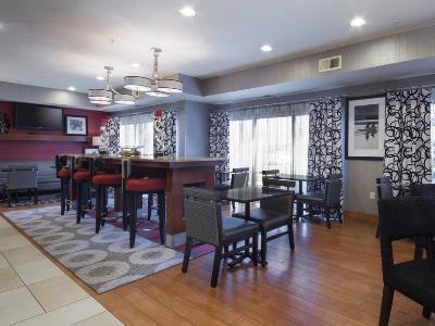 Hotel Hampton Tracy